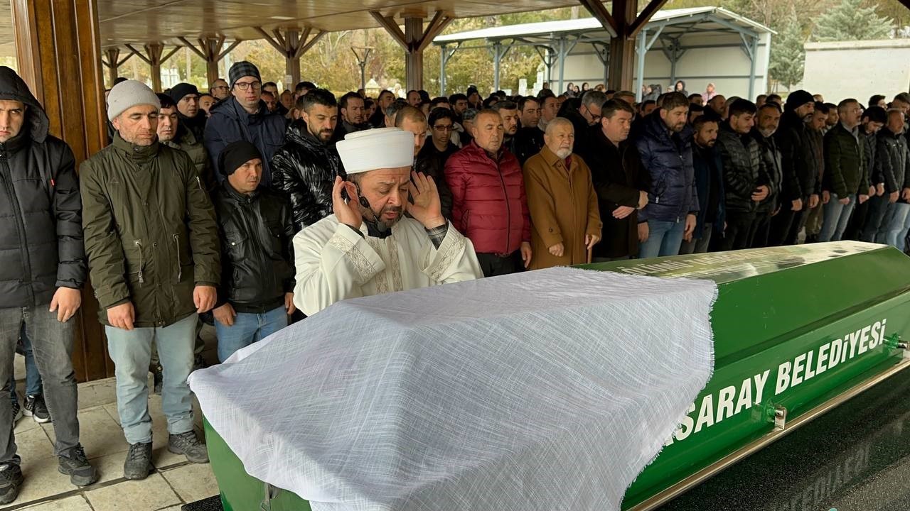 Yangında &ouml;len 3 yaşındaki Ecrin son yolculuğuna uğurlandı
