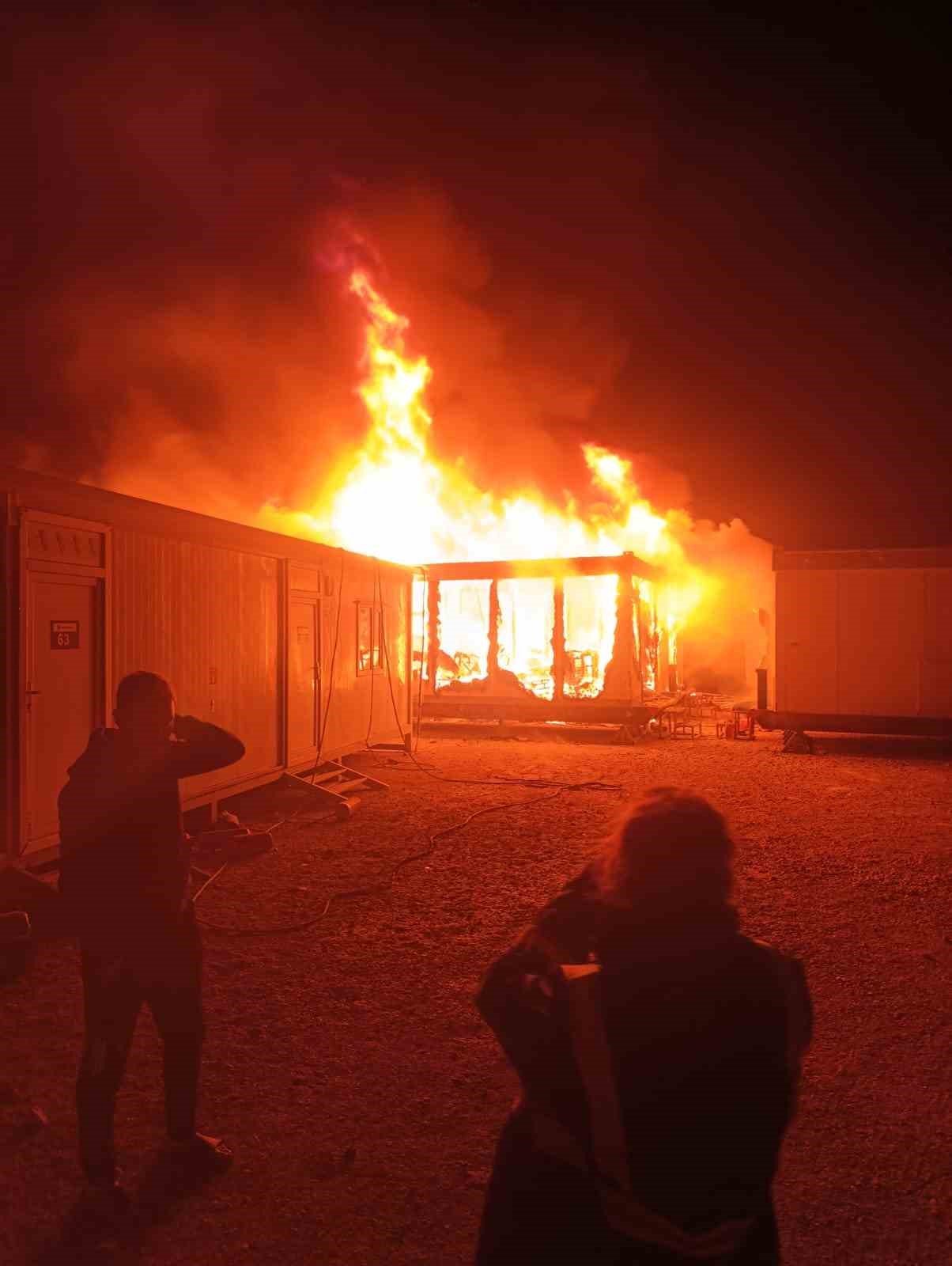 Gabar Dağı&rsquo;nda iş&ccedil;ilerin kaldığı konteynerde yangın: 2 yaralı
