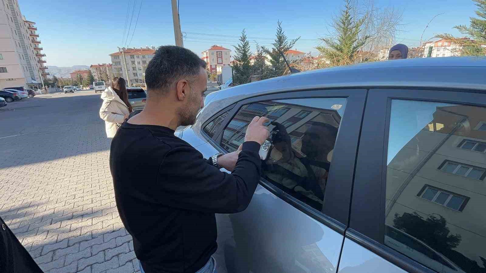 Otomobilde kilitli kalan bebeği &lsquo;Kırmızı Balık&rsquo; izleterek sakinleştirdiler
