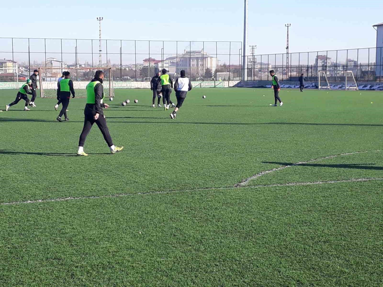 Kars 36 Spor, &Uuml;nye 1957 Spor hazırlıklarını s&uuml;rd&uuml;r&uuml;yor
