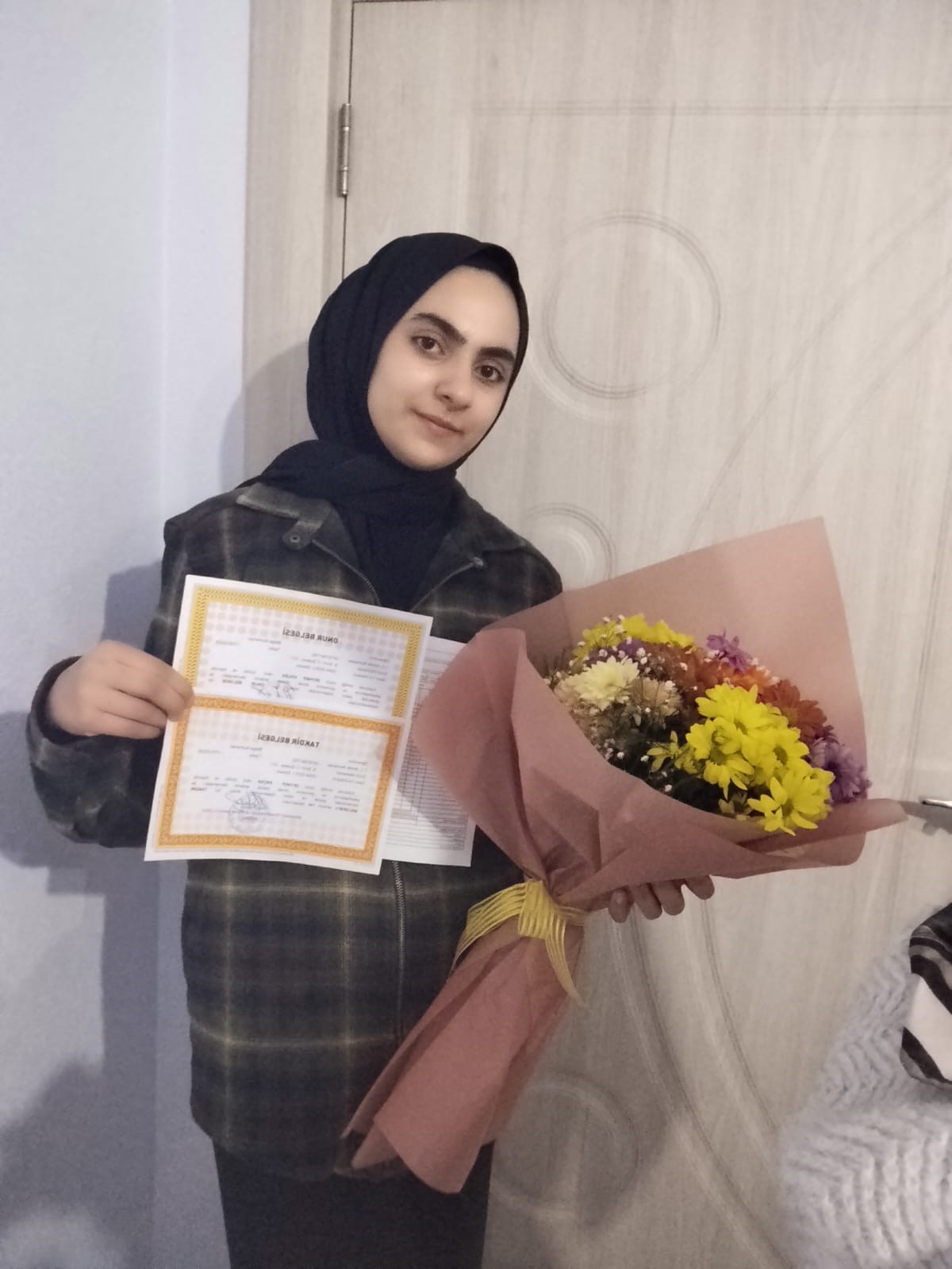 Ağrı&rsquo;da &ouml;ğrenci Zeynep Er&ccedil;ek, &rsquo;Okulum Beni Bekler&rsquo; projesi ile eğitime d&ouml;nd&uuml;, takdir belgesi aldı
