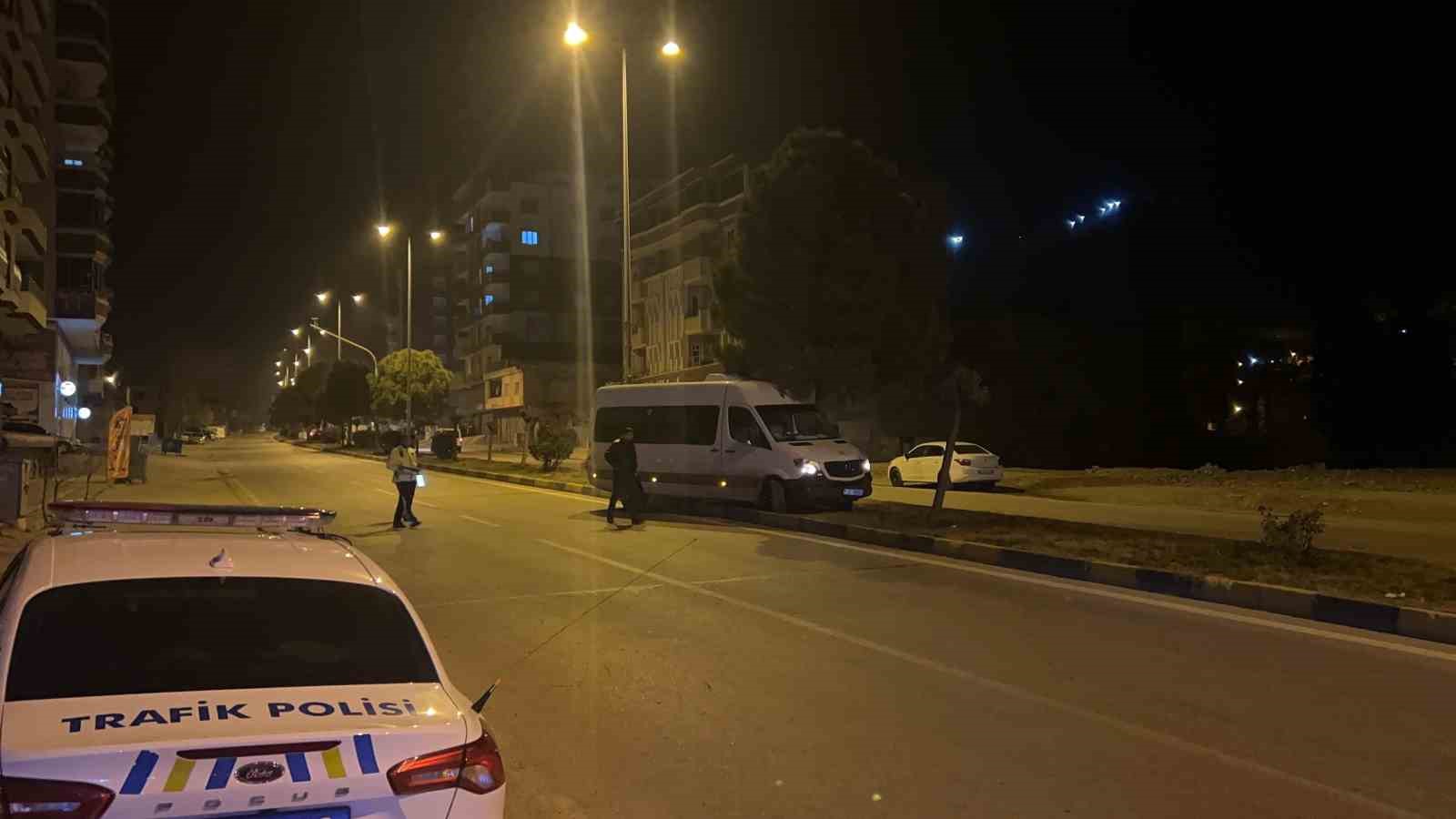 El freni tam &ccedil;ekilmeyen servis aracı ref&uuml;je &ccedil;ıkarak durabildi
