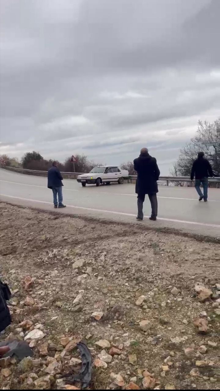 Kayganlaşan yolda kazalar peş peşe geldi, takla atan otomobildeki yolcu olayı g&uuml;lerek anlattı
