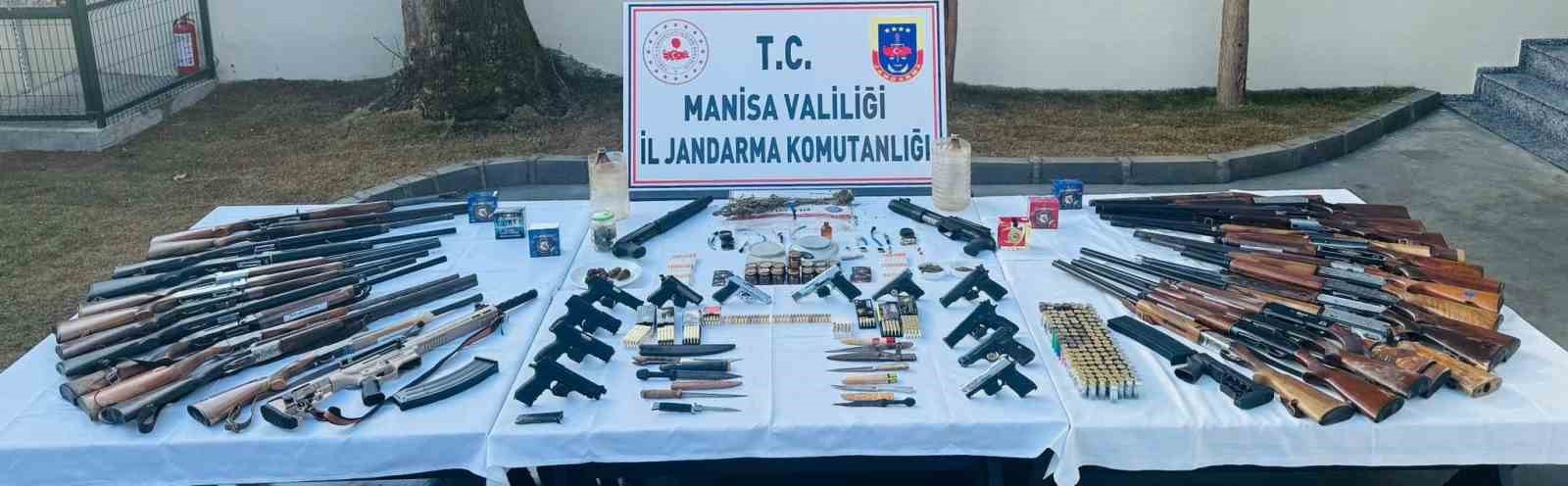 Manisa jandarmasından 2 il&ccedil;ede eş zamanlı operasyon
