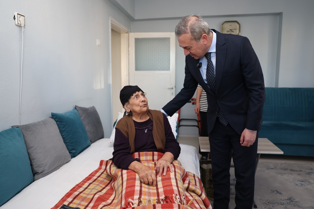 G&uuml;lkartları Başkan Uzun teslim etti
