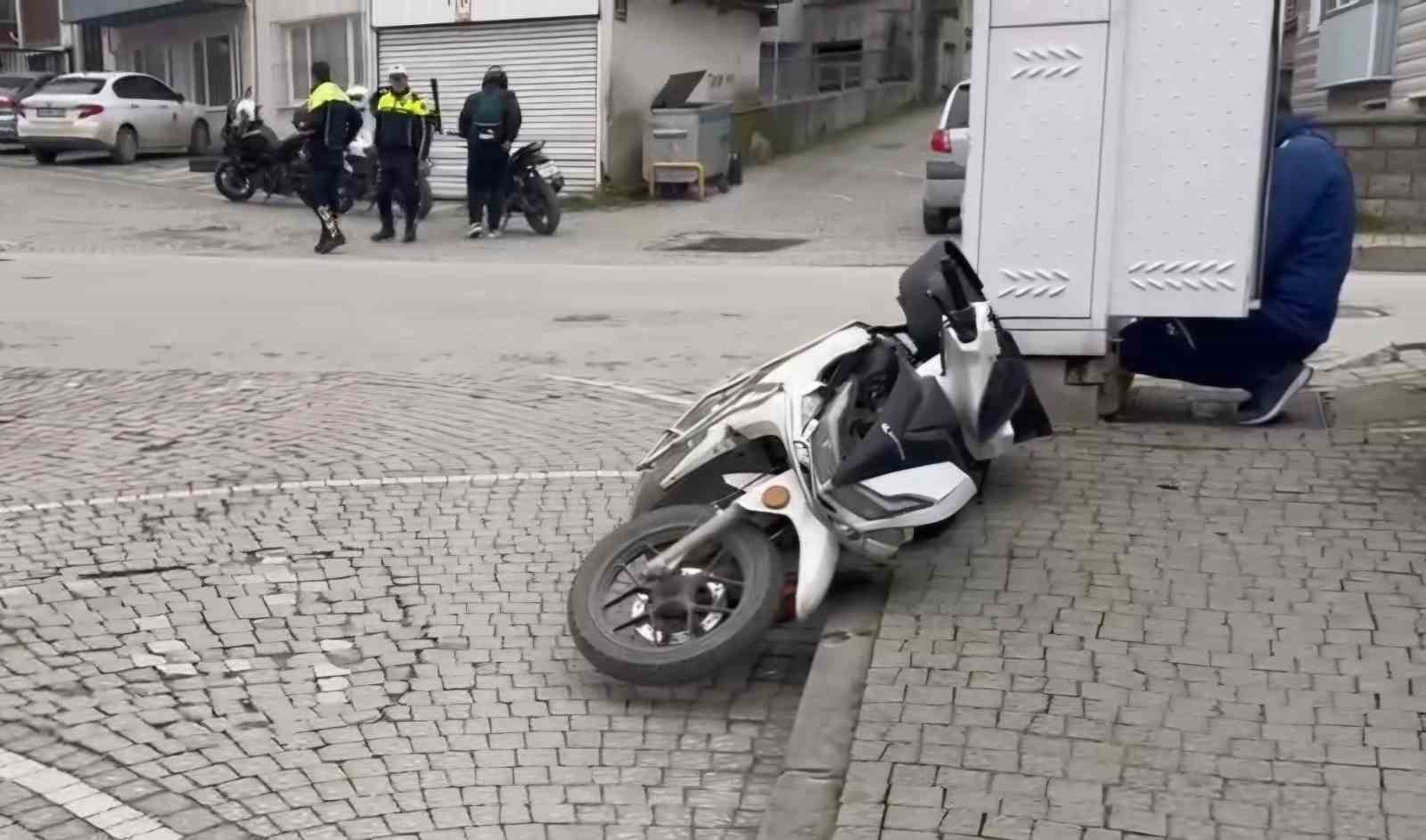 Ehliyetsiz s&uuml;r&uuml;c&uuml; yediği para cezasının hırsını motosikletten &ccedil;ıkardı
