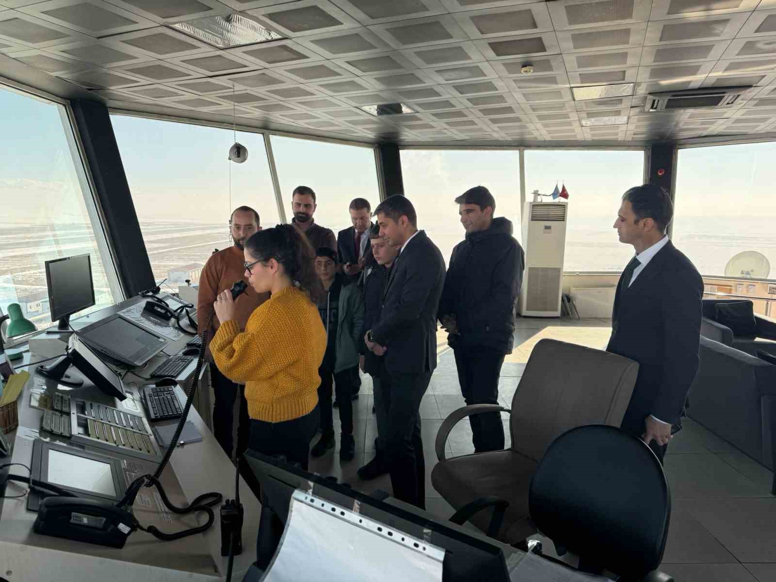 Hamur Kaymakamı Mahir, pilot olma hayali kurulan &ouml;ğrencilerle havalimanını gezdi
