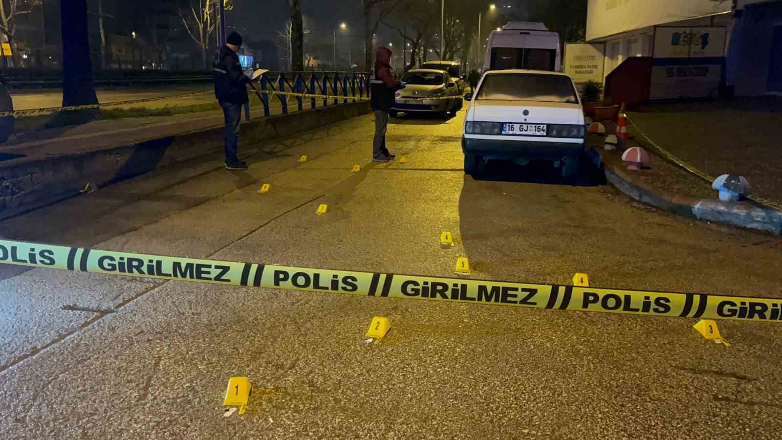 Kasklı motosikletli, 3 kişiye 11 el ateş açarak kayıplara karıştı: 2’si ağır, 3 yaralı
