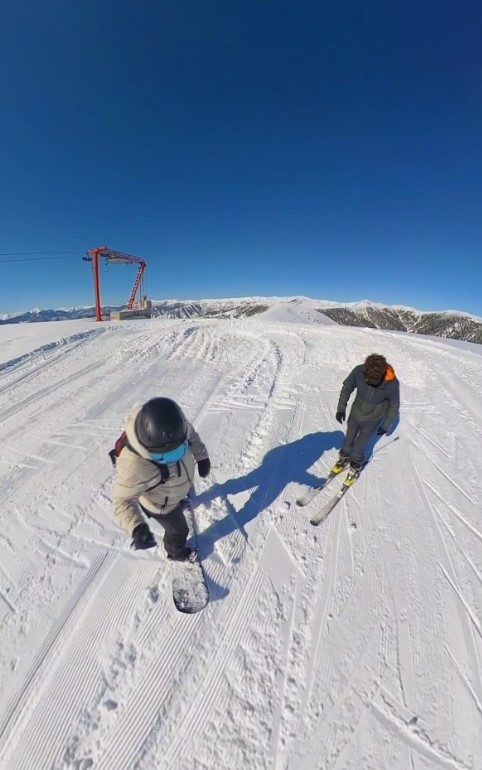 Snowboardcu ile kayakçı kozlarını Zigana Dağı’nda paylaştı
