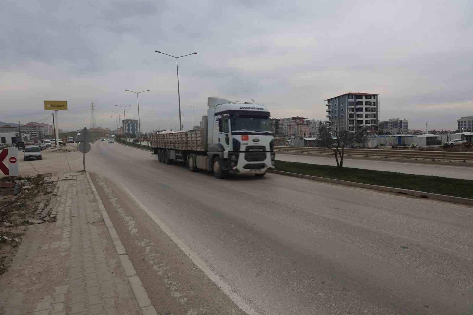 Hafriyat kamyonunun çarptığı yaşlı adam metrelerce savruldu: O anlar kamerada
