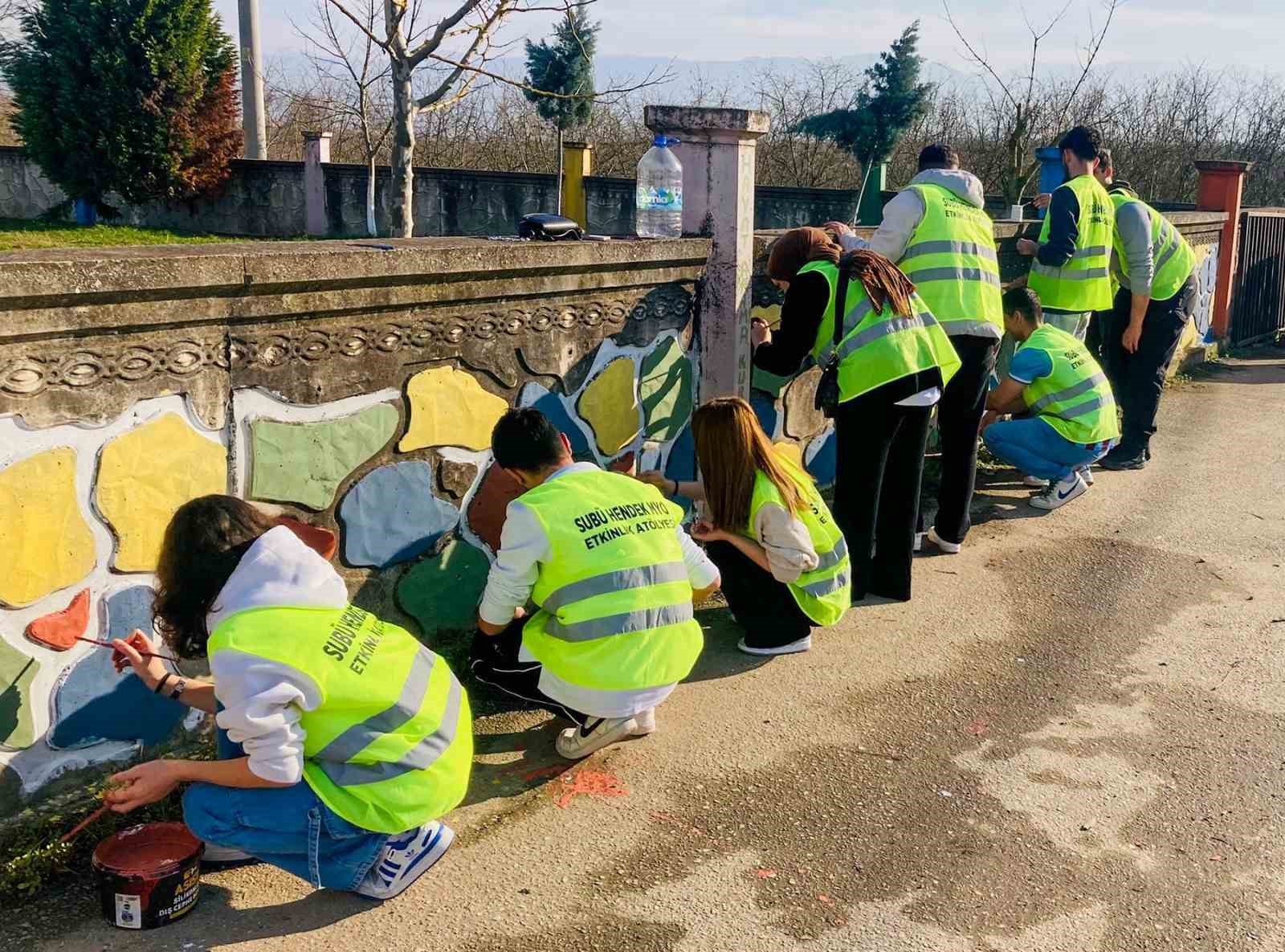 El ele verip ilkokulun duvarlarını boyadılar