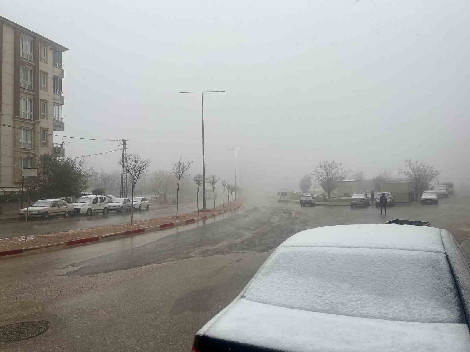 Besni güne kar yağışıyla uyandı