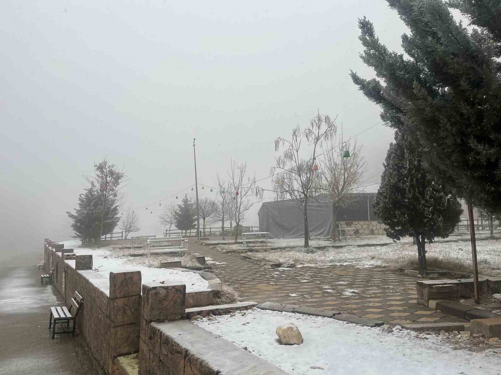 Besni g&uuml;ne kar yağışıyla uyandı
