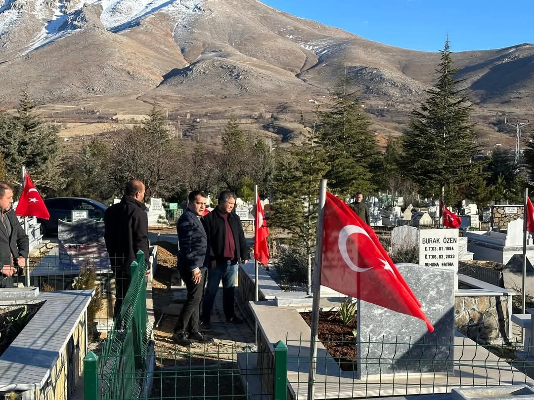 Ekin&ouml;z&uuml;&rsquo;nde deprem mezarlığı bayraklarla donatıldı
