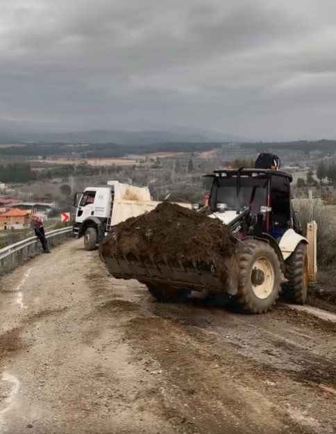 Karacasu’da belediye ekipleri yol güvenliğini arttırıyor