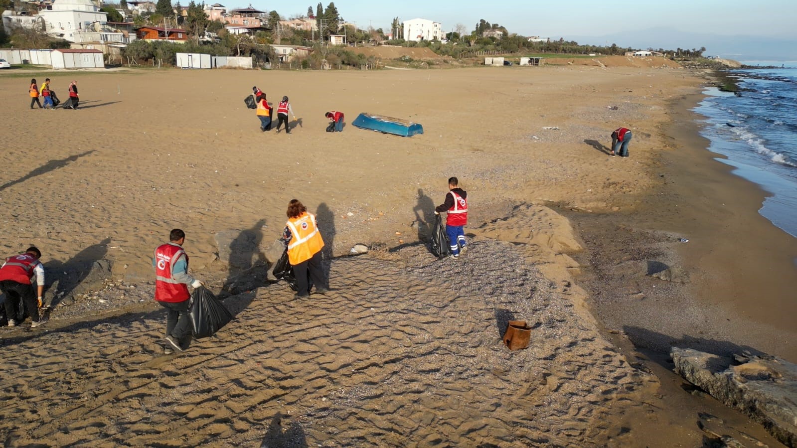 Ceyhan Belediyesi, İncirli Plajı&rsquo;nı pırıl pırıl yaptı
