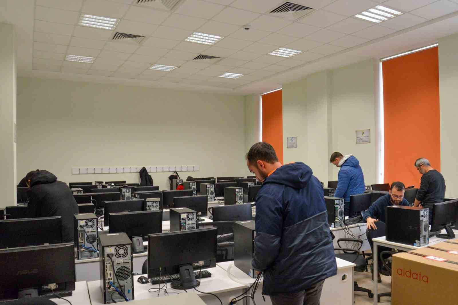 BŞE&Uuml;&rsquo;nin bilgisayar laboratuvarları yenilendi
