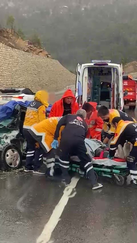 Manavgat&rsquo;ta 150 metre arayla art arda 2 farklı kazada 5 yaralı
