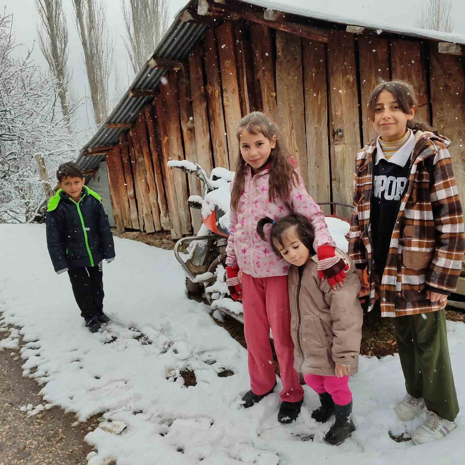Adana&rsquo;nın y&uuml;ksek kesimlerinde kar yağışı etkili oldu
