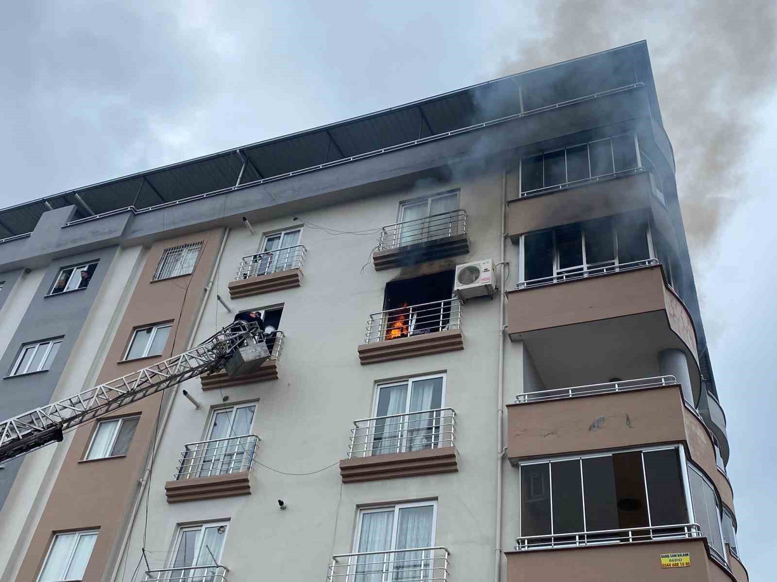 Osmaniye’de daire yangını: Mahsur kalan 8 kişi kurtarıldı