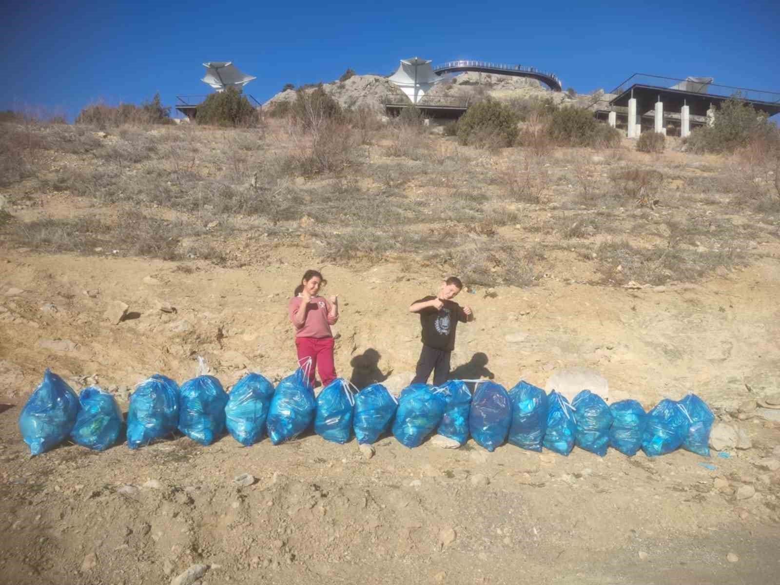 Çekerek Barajında 17 torba çöp topladılar
