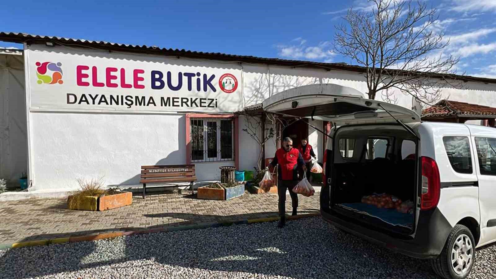 Menteşe Belediyesi 1 ton portakal dağıttı