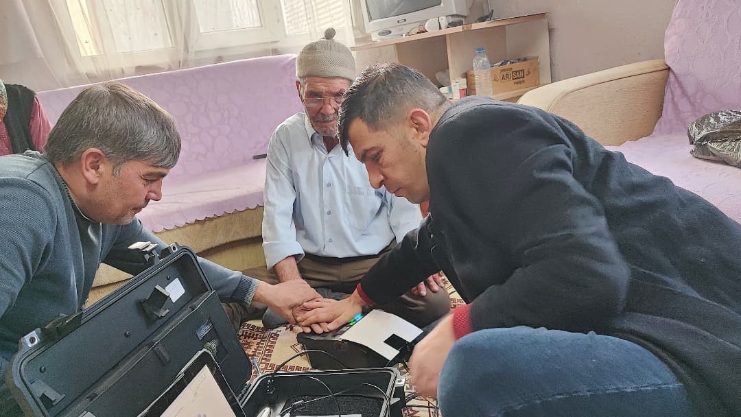 Kale’de 14 yaşlı vatandaşın kimlik yenileme işlemi adresinde yapıldı