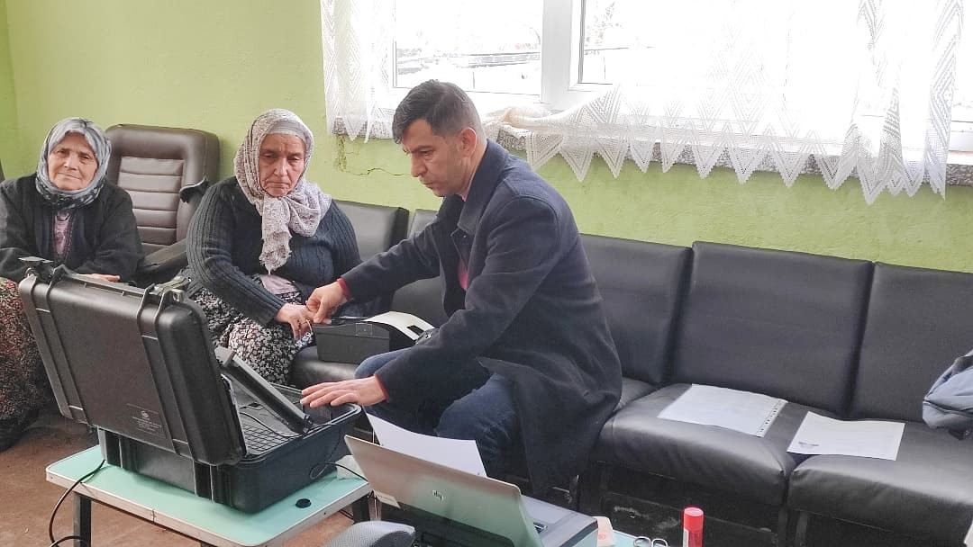 Kale&rsquo;de 14 yaşlı vatandaşın kimlik yenileme işlemi adresinde yapıldı
