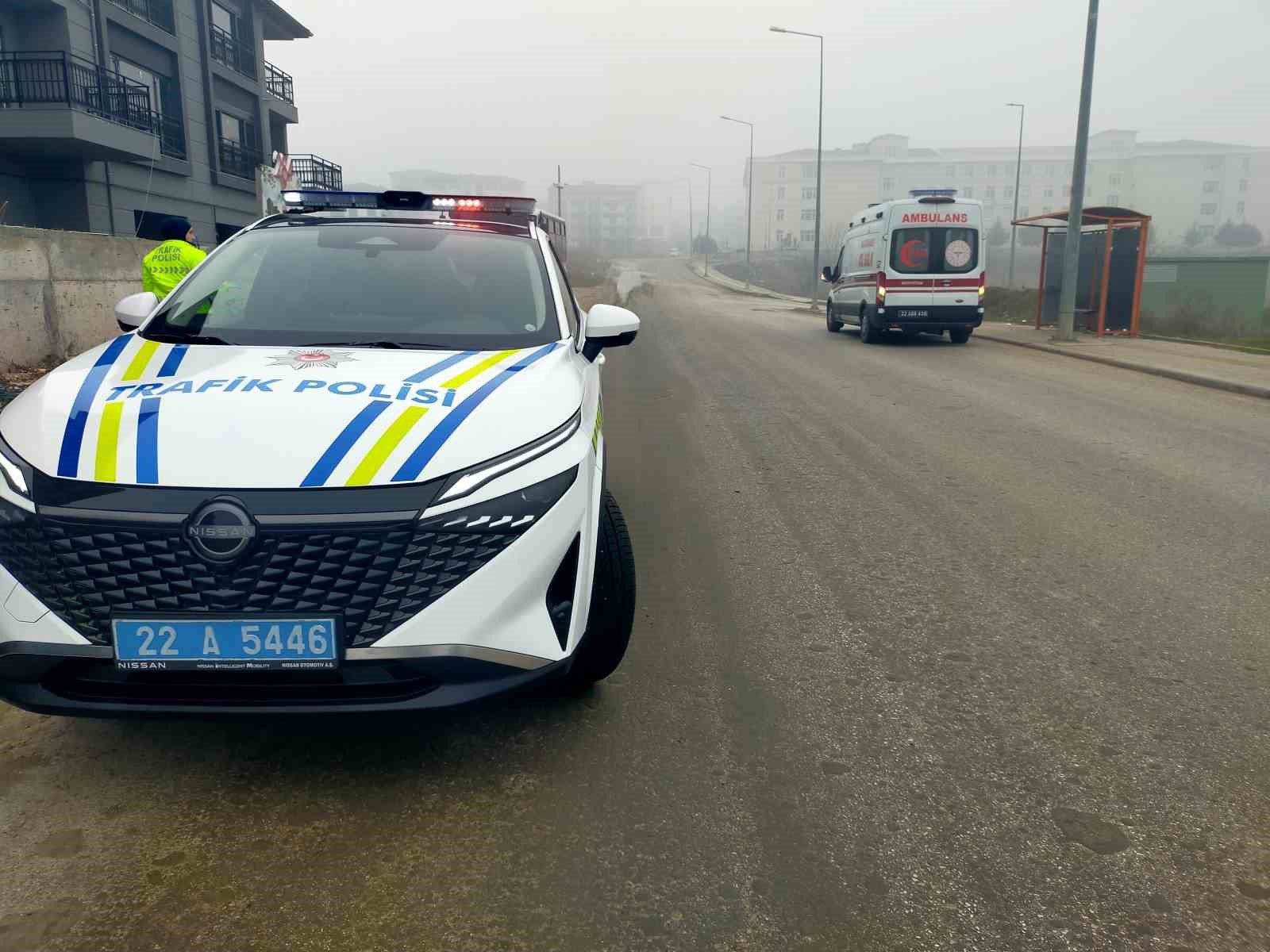 Devrilen motosikletteki 2 kişi kazayı yara almadan atlattı