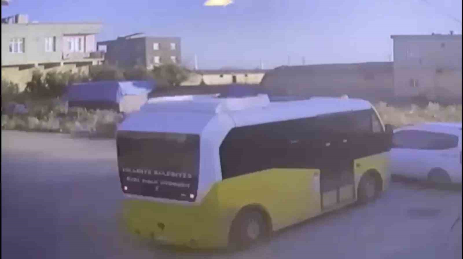 Gaziantep’te minibüs ile hafif ticari araç çarpıştı: 2 yaralı