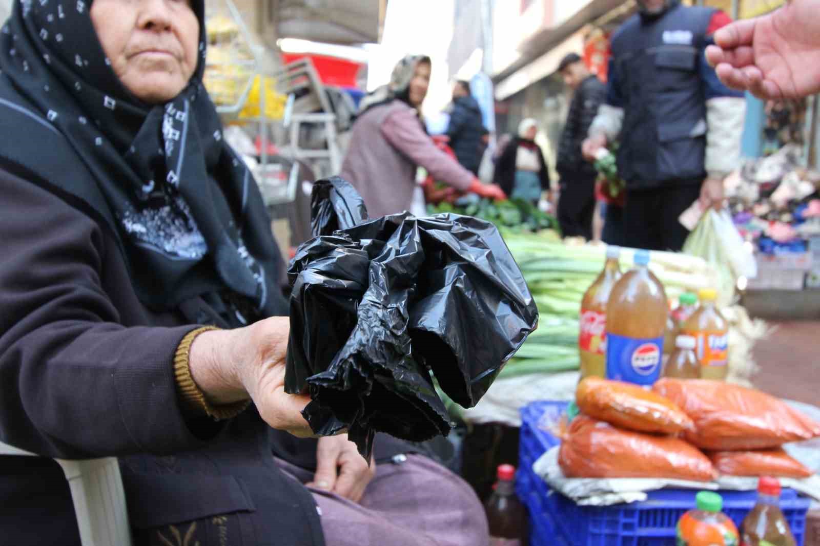 Nazilli Belediyesi çarşı esnafına çöp poşeti dağıttı