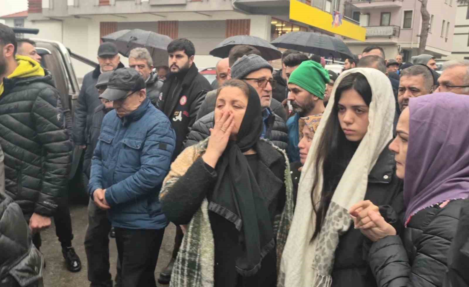 1,5 ay önce sarılarak yolcu ettiği kızını bu kez öpücük göndererek son yolculuğuna uğurladı
