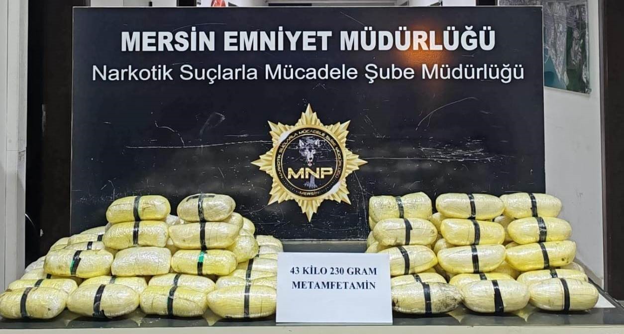 Mersin’de tırın gizli bölmelerinde 43 kilo 720 gram metamfetamin ele geçirildi
