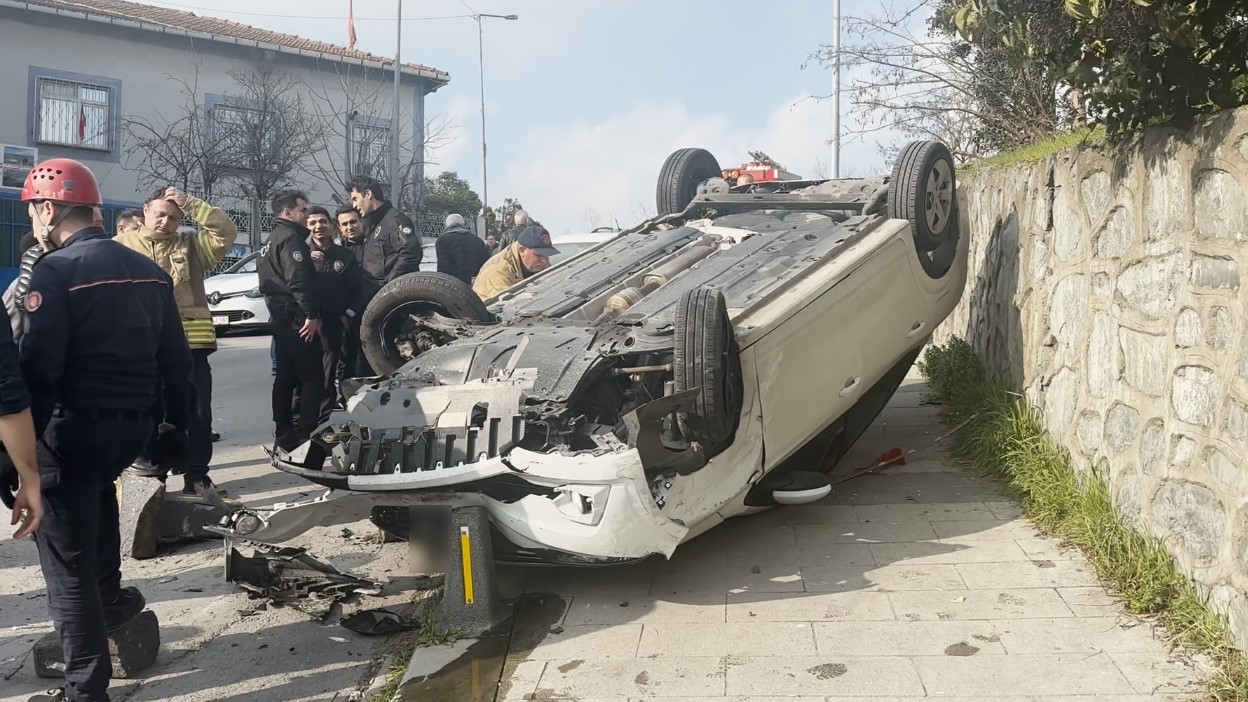 Otomobile çarpıp kaldırıma devrilen araçtaki çift yaralandı
