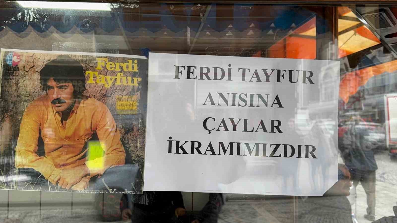 Ferdi Tayfur hayranı muhtar herkese ücretsiz Rize çayı dağıttı