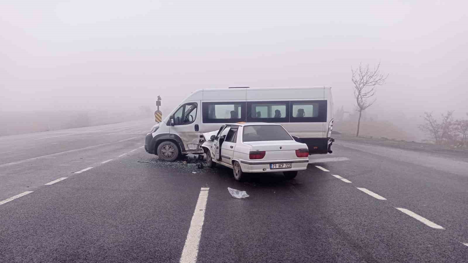 Kırıkkale’de yolcu minibüsü ile otomobil çarpıştı: 1 yaralı