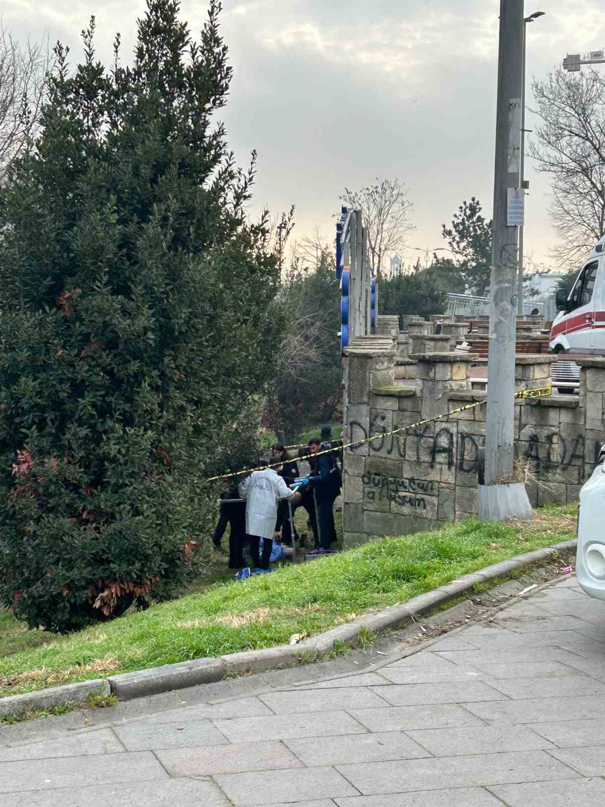 Bayrampaşa&rsquo;da parkta intihar: Şahsın sanal kumarda para kaybettiği i&ccedil;in kendini vurduğu iddia edildi

