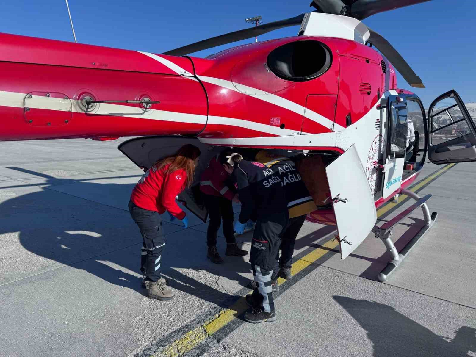 Hamile kadın ambulans helikopter ile Van&rsquo;a getirildi
