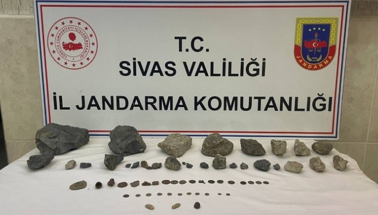 Sivas&rsquo;ta tarihi eser niteliği taşıyan taşlar, sikkeler ve objeler ele ge&ccedil;irildi
