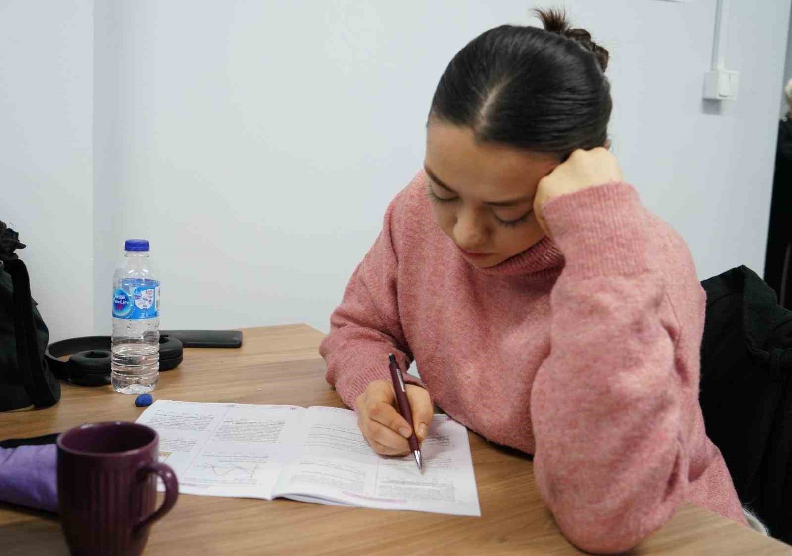 Gen&ccedil;lerden, Bandırma Gen&ccedil;lik Merkezi&rsquo;ne tam not
