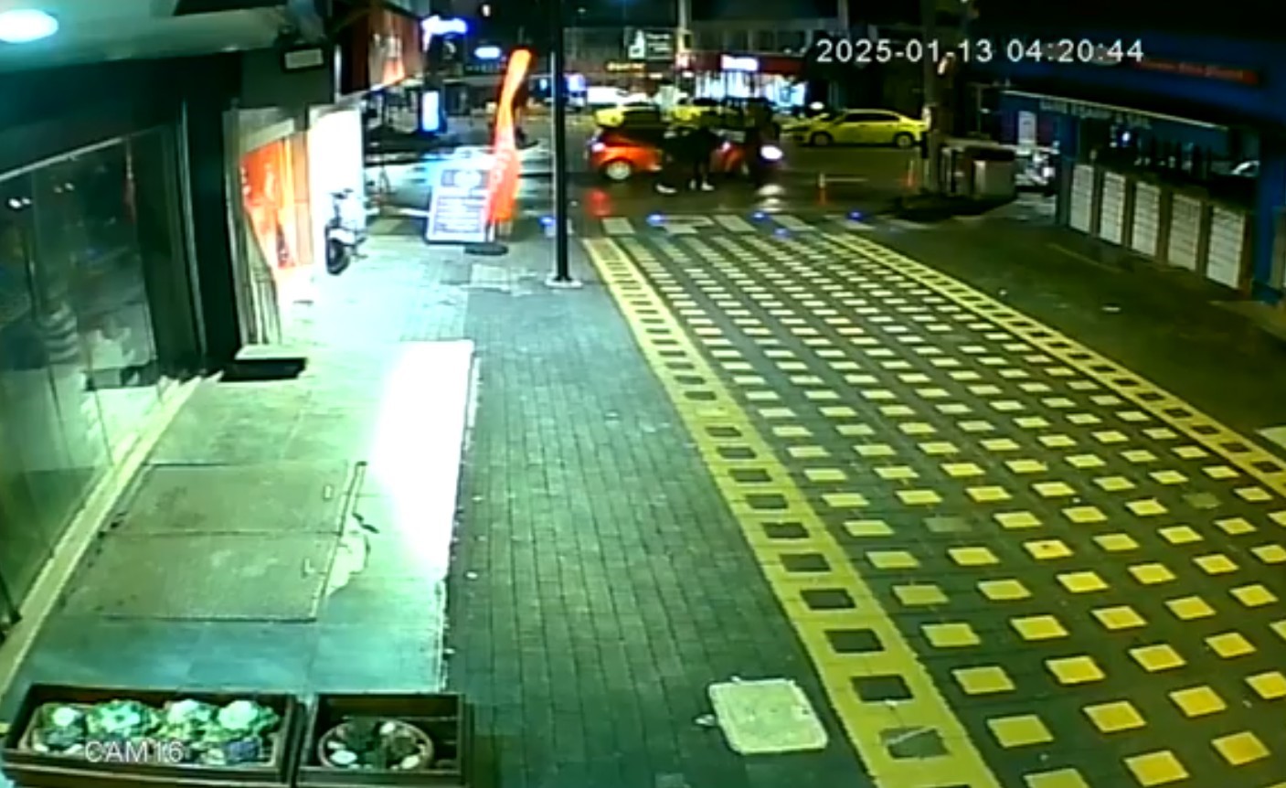 &Ccedil;ağırdığı adamı 3 erkek arkadaşıyla gasbetti, o anlar g&uuml;venlik kamerasına yansıdı
