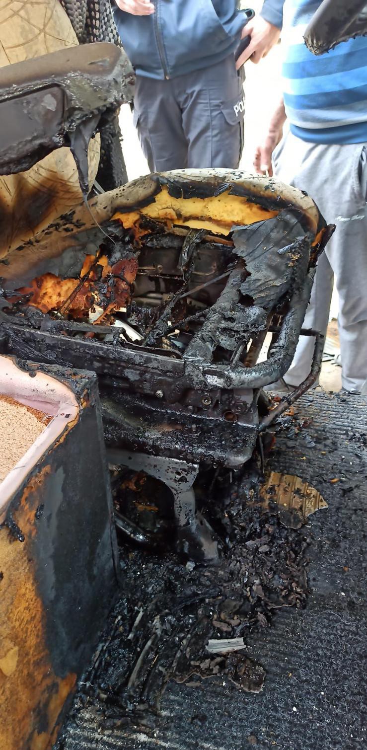 Burdur&rsquo;da ara&ccedil; i&ccedil;erisine d&uuml;şen sigara izmariti yangına neden oldu
