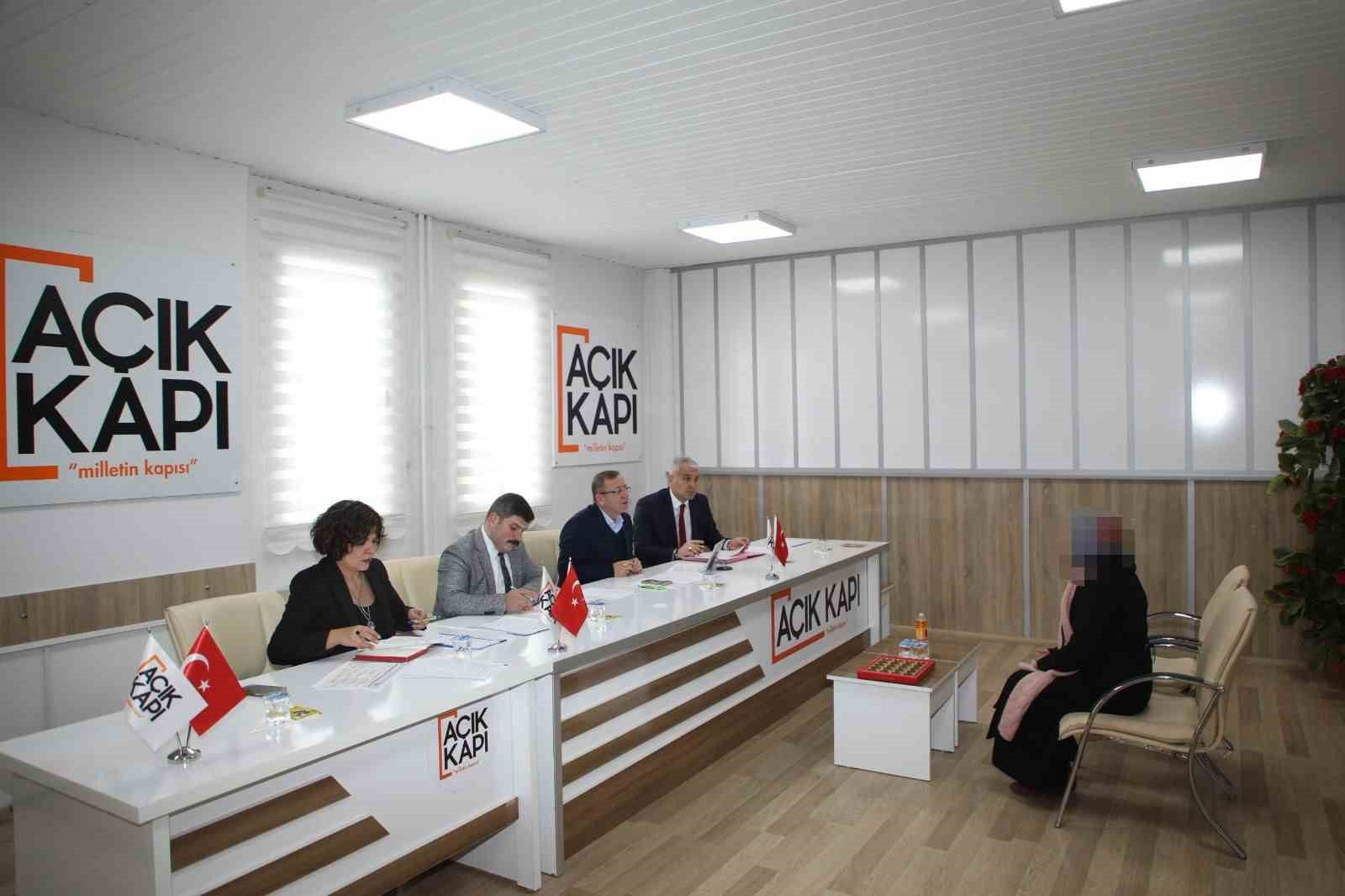 Kars Valisi Ziya Polat, &ldquo;Halk G&uuml;n&uuml;&rdquo;nde vatandaşları dinledi
