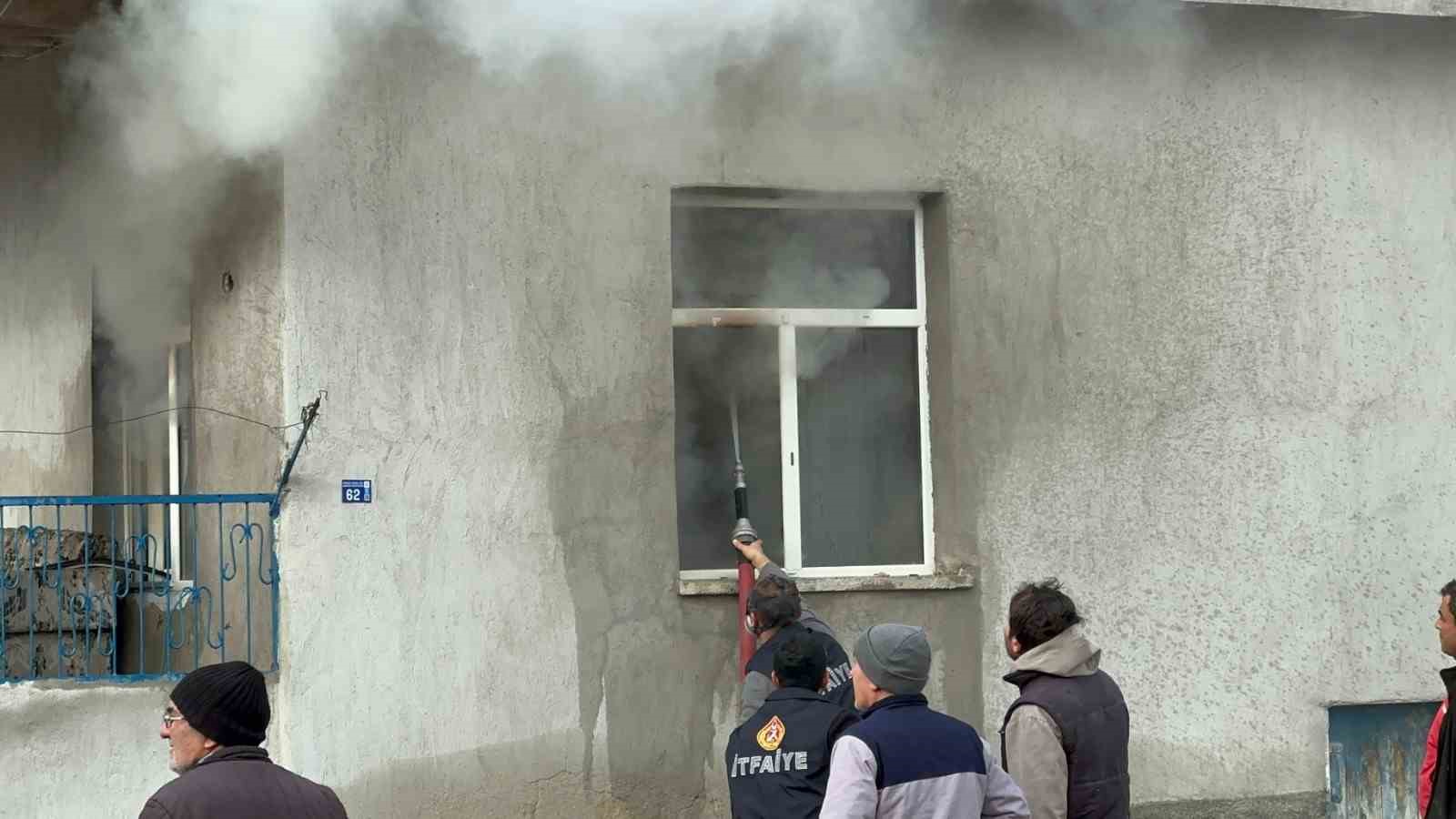 Aksaray&rsquo;da sobadan &ccedil;ıkan yangında 1 kişi dumandan etkilendi
