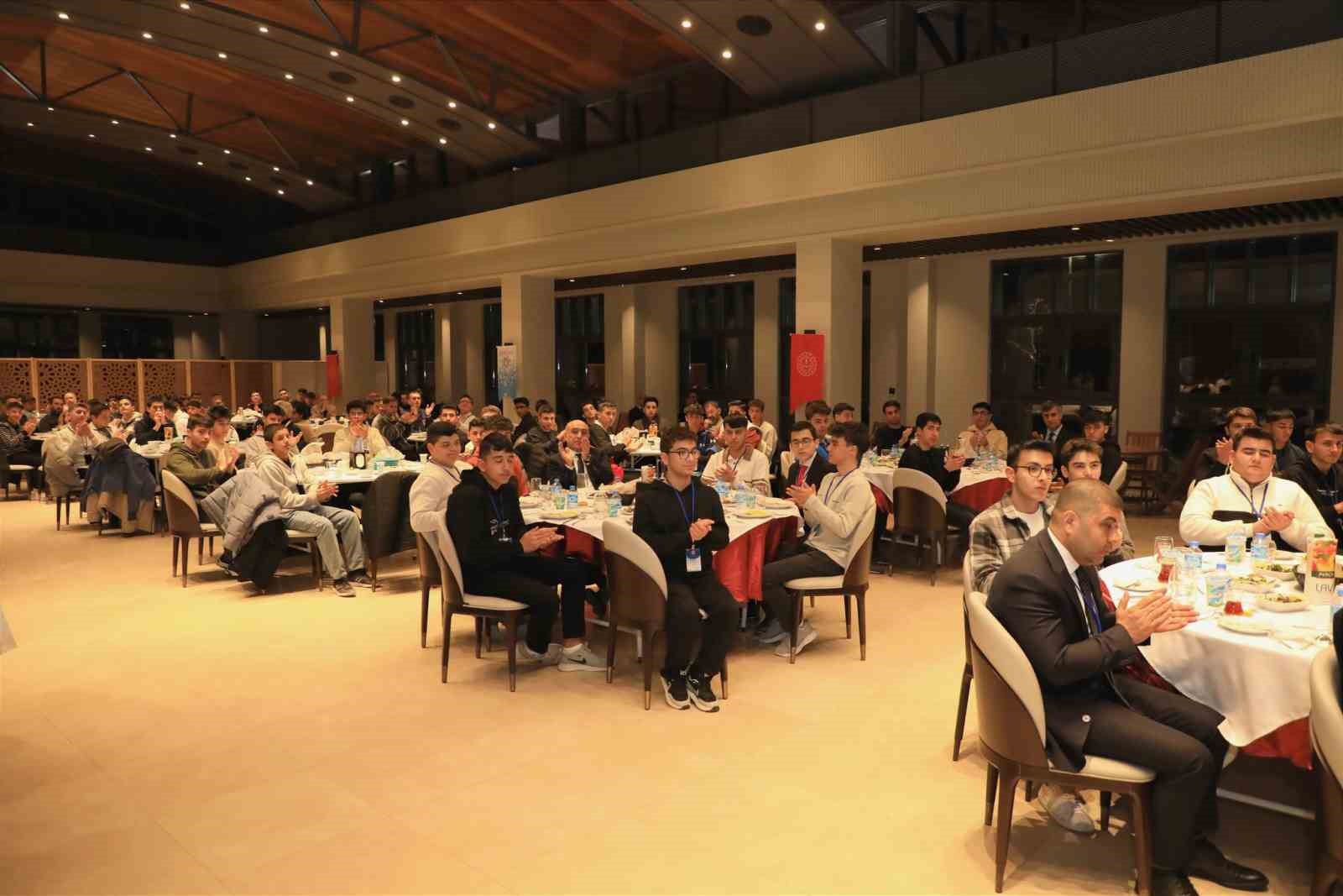 Gaziantepli &ouml;ğrenciler Ahlat&rsquo;ın tarihi ve k&uuml;lt&uuml;rel alanlarını gezdi
