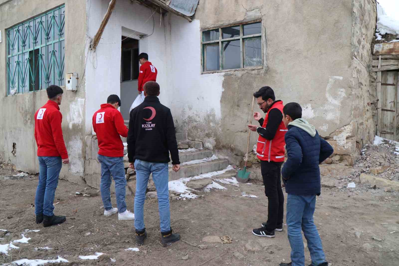 T&uuml;rk Kızılayı&rsquo;nın yardımlarıyla ısınıyorlar
