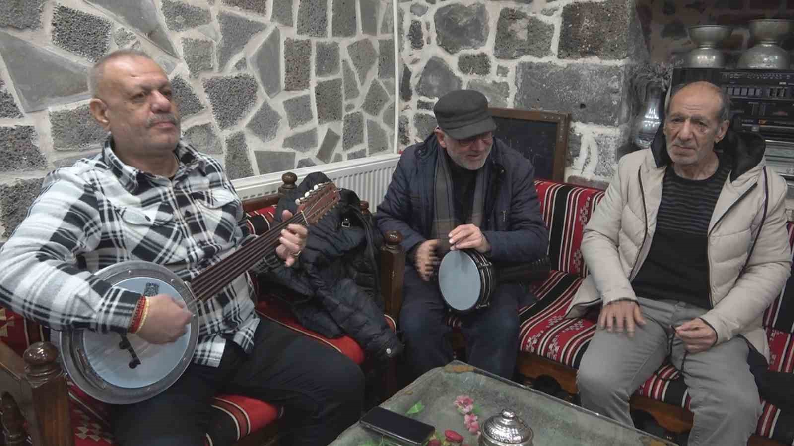 Diyarbakır tarihini t&uuml;rk&uuml;lerle canlandırıyorlar
