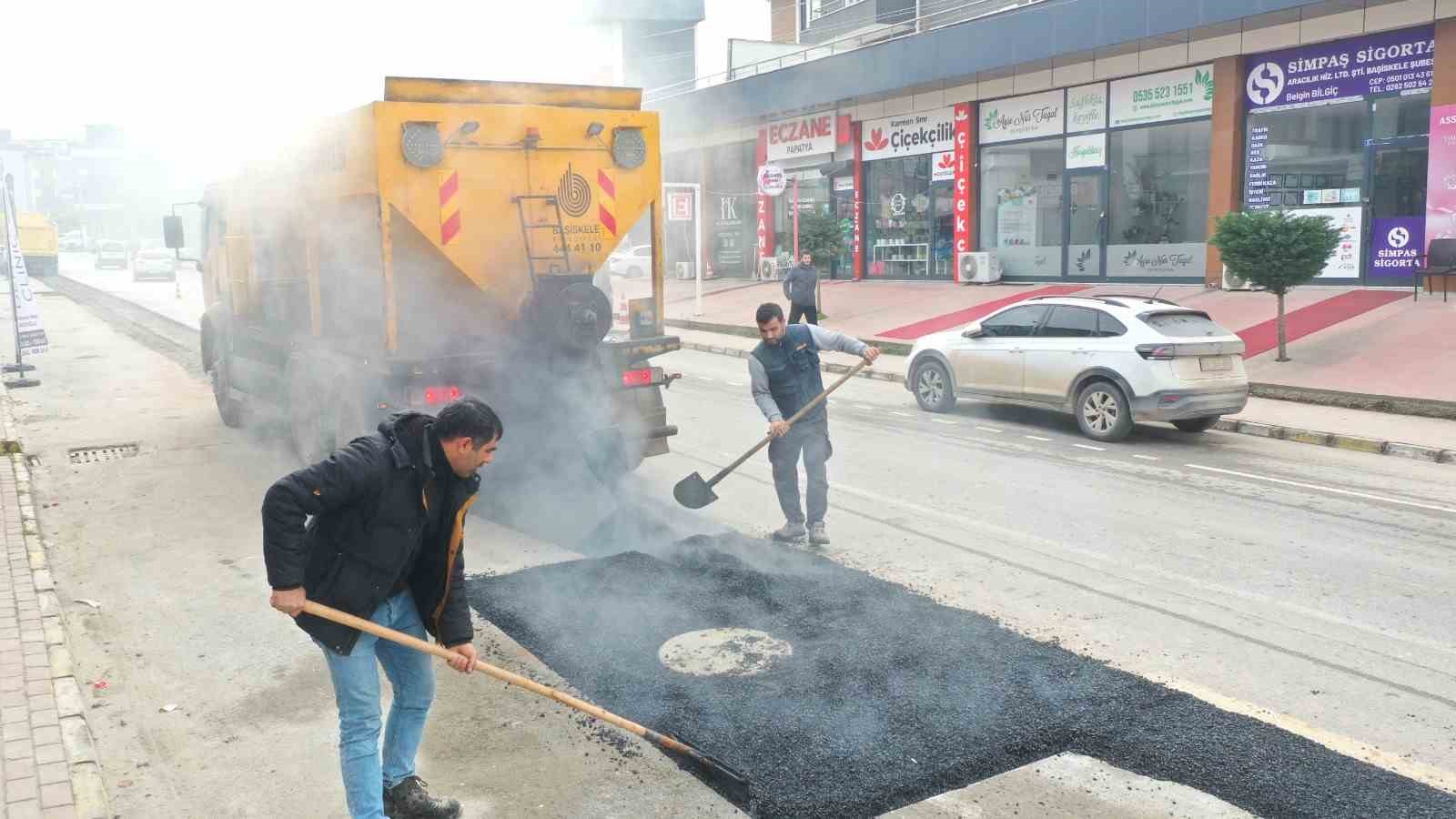 Serdar Mahallesi&rsquo;nde yollar yenilenmeye başlandı
