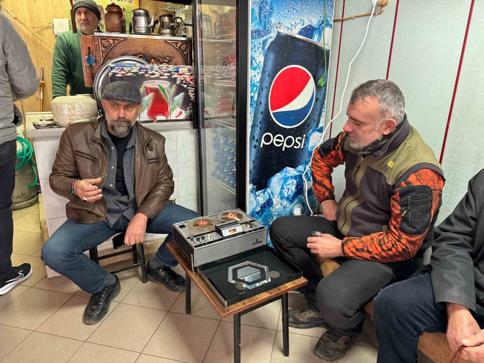 Ferdi Tayfur hayranı muhtar herkese &uuml;cretsiz Rize &ccedil;ayı dağıttı
