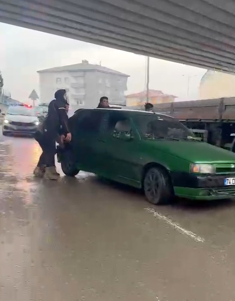 Bu yol hız yapan s&uuml;r&uuml;c&uuml;lerin kabusu oluyor
